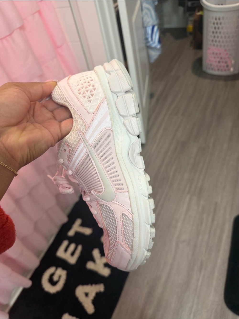 Beautiful pink Nike shoes - Picture 4 of 4